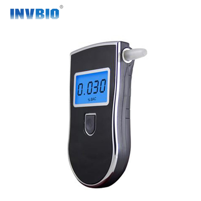 เครื่องวัดแอลกอฮอล์ของตำรวจ Breathalyzer แบบพกพาที่แม่นยำแสงไฟสีน้ำเงิน LCD