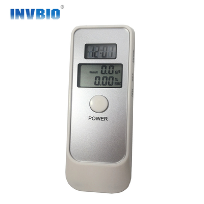 เครื่องวัดแอลกอฮอล์ของตำรวจ Breathalyzer แบบพกพาที่แม่นยำแสงไฟสีน้ำเงิน LCD